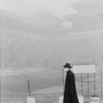 "Un visitatore della Città Proibita davanti al Cancello Meridiano si protegge dal freddo e dalla foschia con una mascherina", Pechino (dicembre 1948).