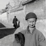 "Nei pressi della Città Proibita, un 'semplice d’animo' il cui ruolo è di accompagnare gli sposi con il palanchino", Pechino (dicembre 1948).