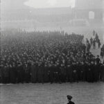 "Presto al mattino, nella Città Proibita, diecimila reclute sono radunate per formare un reggimento nazionalista", Pechino (dicembre 1948).
