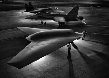Boeing, St. Louis (Missouri), tre caccia fermi sulla pista: si tratta di un F-18, di un F-15 e di un UCAV, ossia un velivolo a pilotaggio remoto.