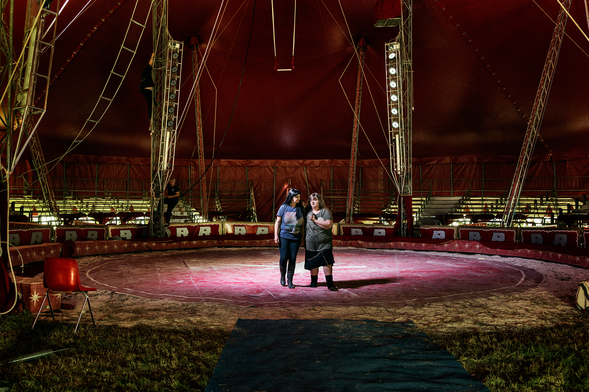 Dainaly con la mamma Daniela nello chapiteau, termine con il quale i circensi indicano il tendone del circo.