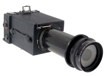 Storia dei teleobiettivi. Il Carl Zeiss Jena Magnar 80cm f/10 del 1906 è considerato il primo teleobiettivo della storia.