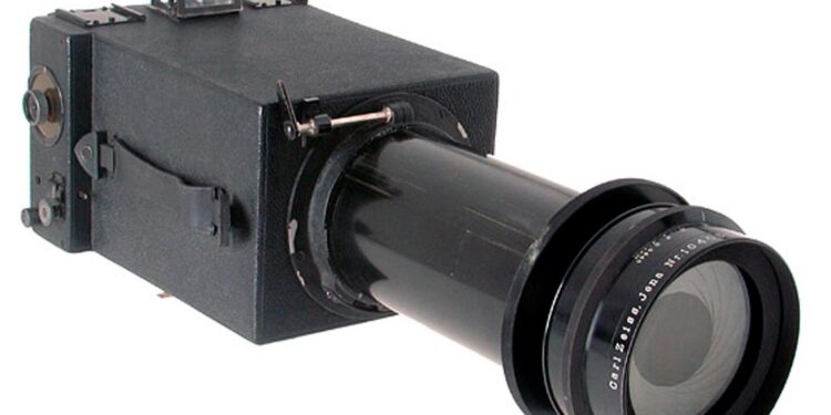 Storia dei teleobiettivi. Il Carl Zeiss Jena Magnar 80cm f/10 del 1906 è considerato il primo teleobiettivo della storia.