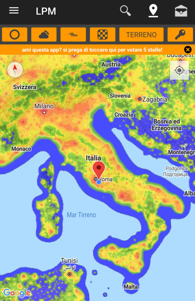 Schermata dell’app per smartphone Light Pollution mostra l'inquinamento luminoso in Italia