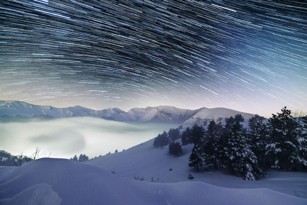 Fotografia notturna uno star trail realizzato dal fotografo Stefano Vita e ottenuto con l'unione di 65 pose