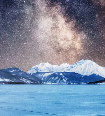 Fotografia notturna uno splendido panorama su un lago ghiacciato foto di Stefano Vita