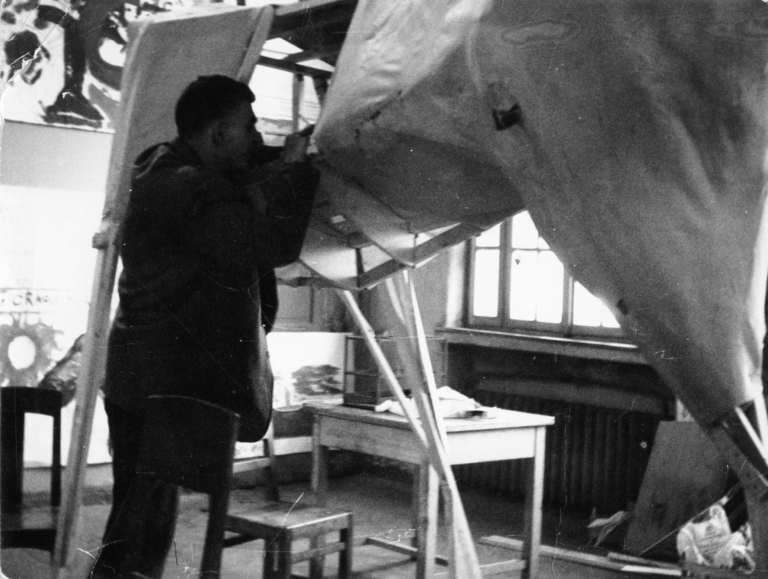23 Dino Tinta guarda nella pancia di Marco Cavallo in costruzione, Laboratorio P, Trieste courtesy Dipartimento di salute mentale di Trieste