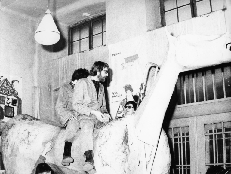 28 Marco Cavallo con in groppa Vittorio Basaglia, Laboratorio P, Trieste, 1973, courtesy Dipartimento di salute mentale di Trieste