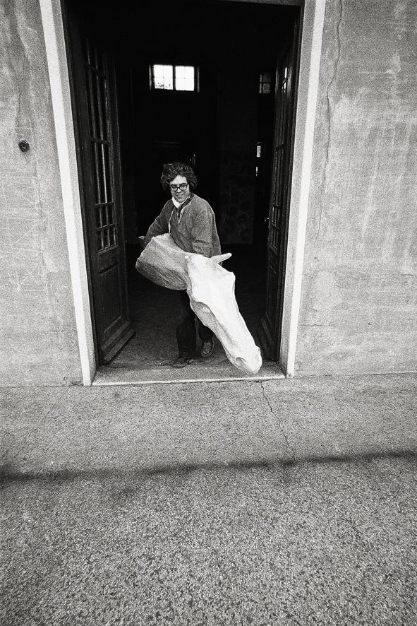 30 Giuliano Scabia fa uscire dalle porte del San Giovanni la testa di Marco Cavallo, Trieste, 25 febbraio 1973 courtesy Dipartimento di salute mentale di Trieste