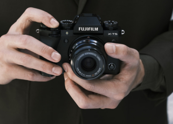 Ecco la nuova Fujifilm X-T5, modernissima nel solco della tradizione