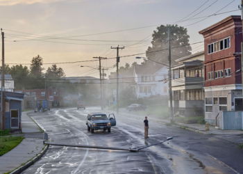 Gregory Crewdson. Eveningside: il maestro della staged photography in mostra a Torino