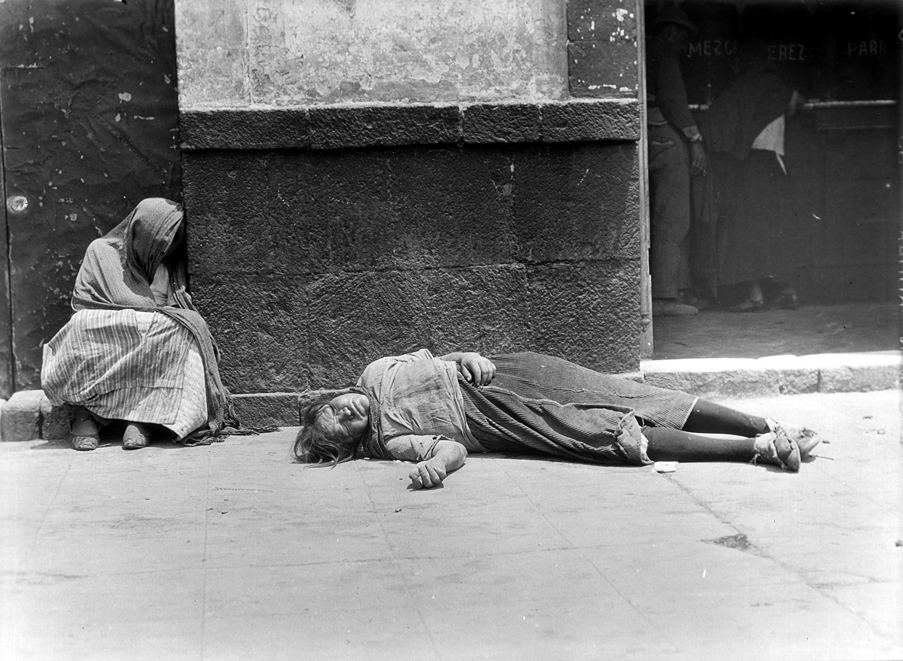 undefined - © Tina Modotti, Mujeres indigentes en una calle, ca. 1925, Ciudad de México, Distrito Federal, Mexico