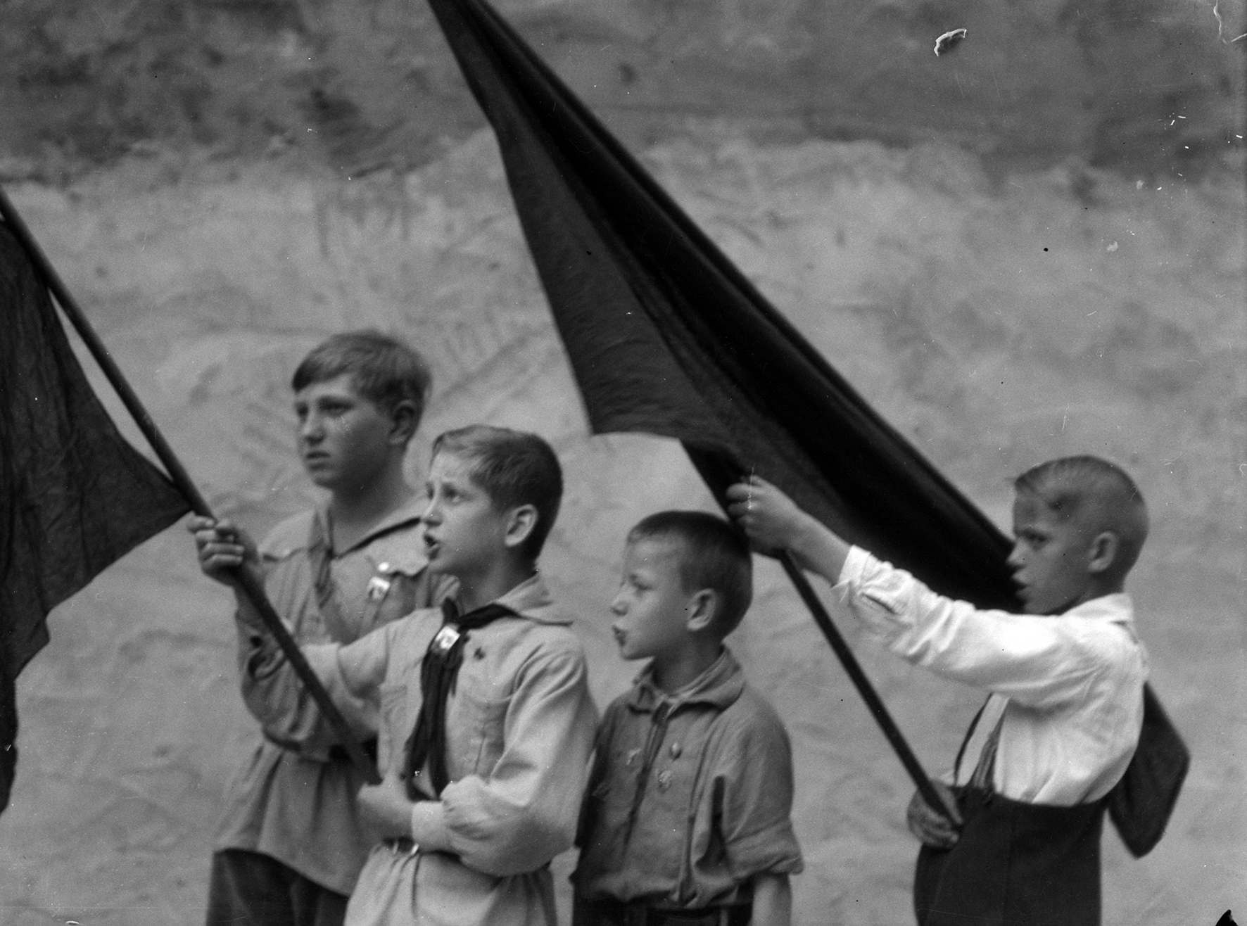 undefined - © Tina Modotti, Jovenes pioneros en la Union Sovietica, ca. 1932, Unione Sovietica