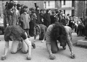 La performance del Living Theatre del 1976 a sostegno del movimento operaio della Innocenti - foto di Emilio Tremolada