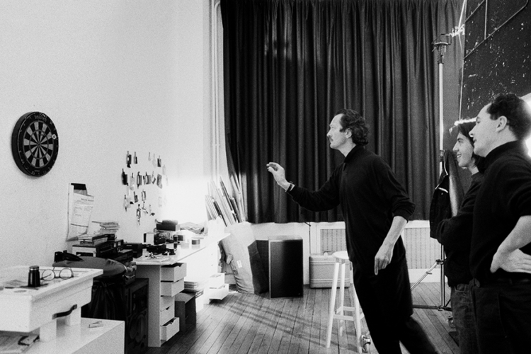 Paolo Roversi, Yannick d'Is e Matteo Mantovani giocano a freccette, Studio Luce, Parigi 1989 ®Simona Filippini