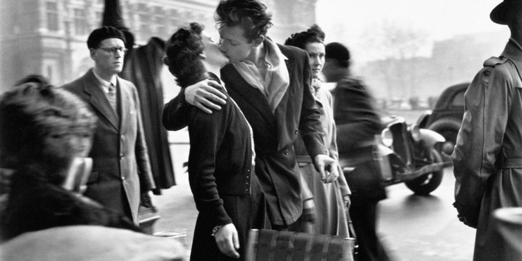 Robert Doisneau Le baiser de l'Hôtel de Ville, Paris 1950
