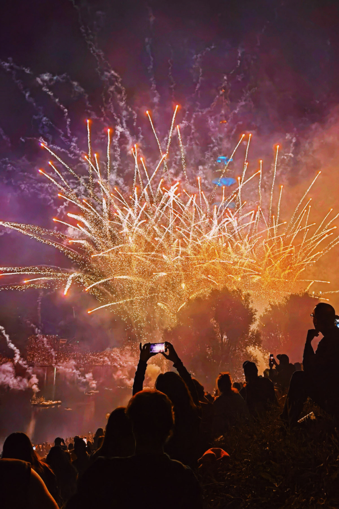 “Fireworks” di Wang Zihao (Germania), vincitore primo premio Huawei Next Image Awards 2022. Foto scattata con Huawei P40 Pro.