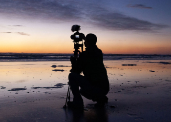 Paolo Baccolo all’opera durante una delle rare sessioni all’aperto, in cui si avvale della sola luce naturale