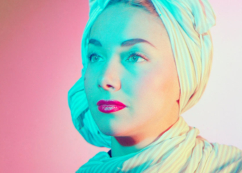 Werner Bischof, "Modella con rosa", Zurigo, 1946. Stampa a getto d'inchiostro da ricostruzione digitale, 2022