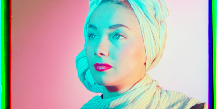 Werner Bischof, "Modella con rosa", Zurigo, 1946. Stampa a getto d'inchiostro da ricostruzione digitale, 2022