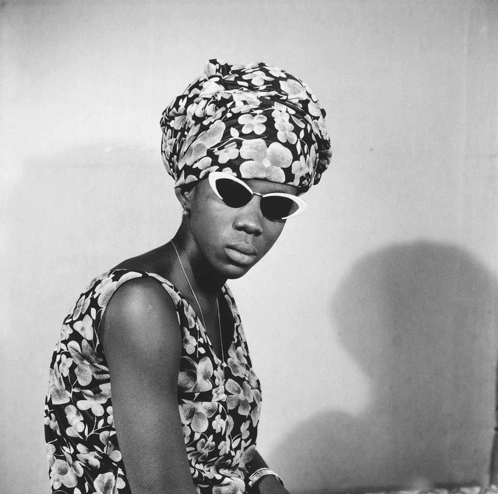 Ritratti africani, Malick Sidibé "La signora Kadiatou Touré con i miei occhiali", 1963. Stampa alla gelatina ai sali d’argento. Courtesy Jean Pigozzi African Art Collection and Galerie Magnin-A, Paris