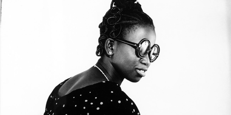 Ritratti africani, Malick Sidibé "Ritratto della signorina Kante", 1965. Stampa alla gelatina ai sali d’argento. Courtesy Jean Pigozzi African Art Collection and Galerie Magnin-A, Paris