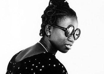 Ritratti africani, Malick Sidibé "Ritratto della signorina Kante", 1965. Stampa alla gelatina ai sali d’argento. Courtesy Jean Pigozzi African Art Collection and Galerie Magnin-A, Paris