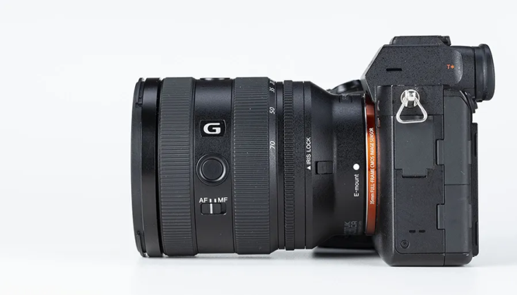 Il nuovo Sony FE 20-70mm f/4 G è molto compatto alla focale minima