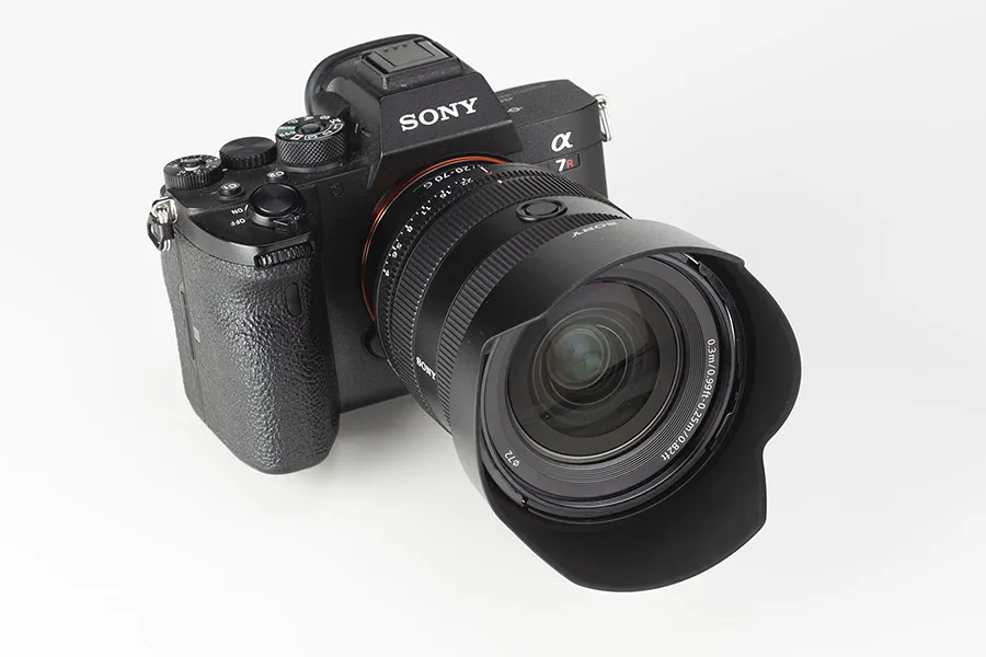 Sony FE 24-70mm F/4 G ha il paraluce a corolla in dotazione