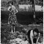 Luciana Barbarino (1927 -2014) con la cugina al torrente, ritratto di Ando Gilardi