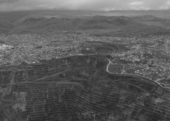 Alessandro Cinque: Perù, a toxic state. Vista aerea di Cerro de Pasco e della miniera.