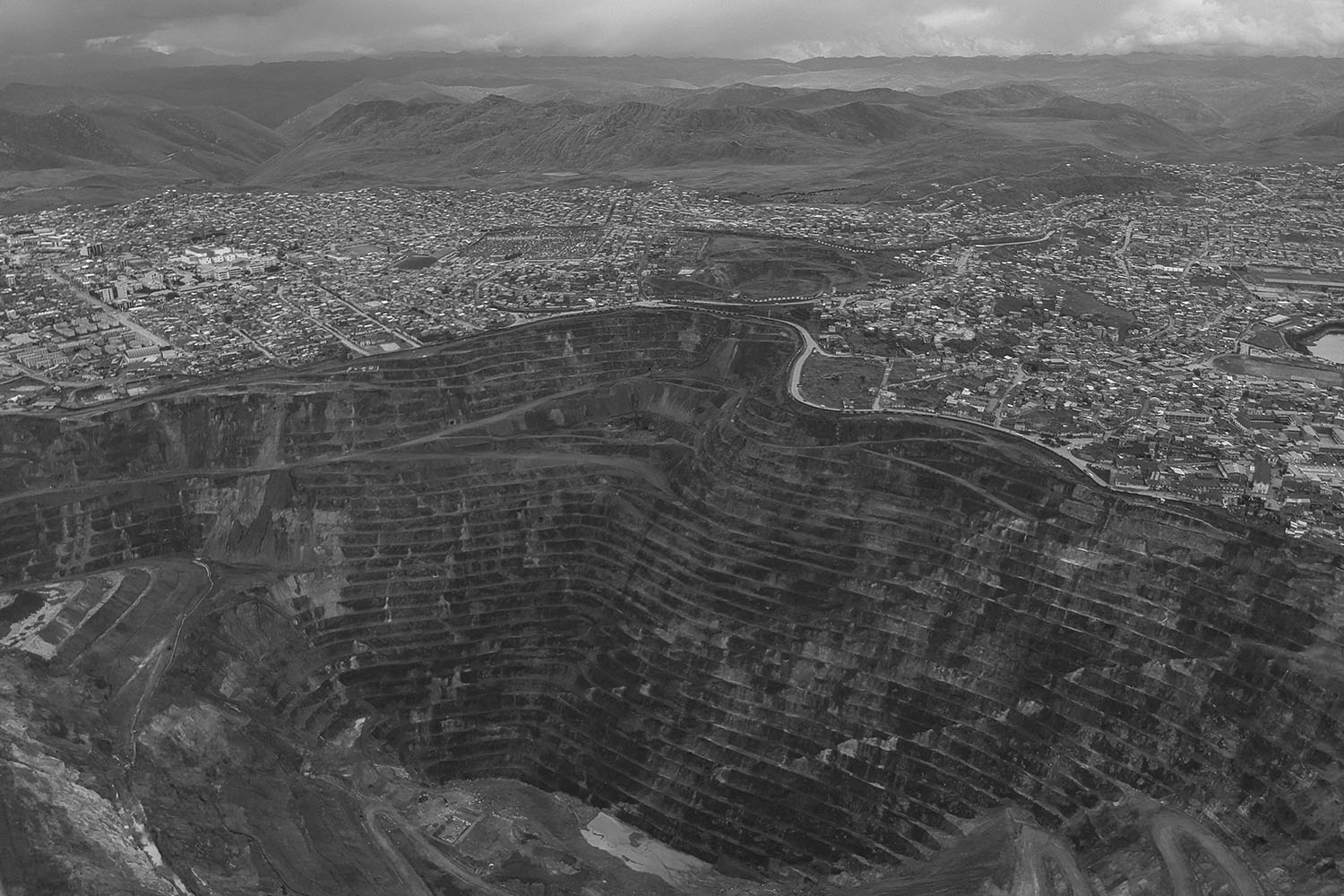 Alessandro Cinque: Perù, a toxic state. Vista aerea di Cerro de Pasco.