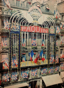 Anonyme, Façade de la maison de couture Paquin rue de la Paix, décorée à l’occasion de la venue du roi George V et de la reine Mary à Paris, 1914. © Collection AN
