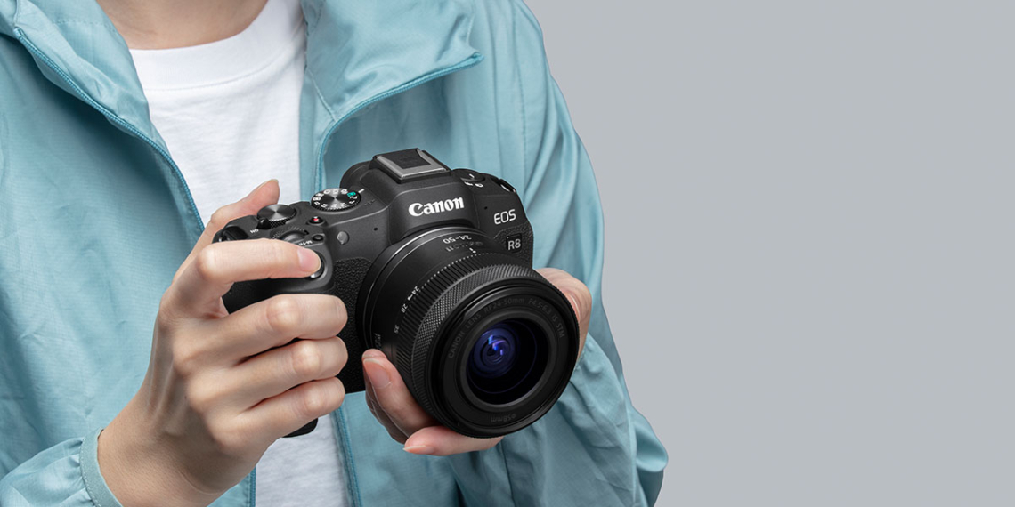 Canon Eos R8 mirrorless full frame con obiettivo