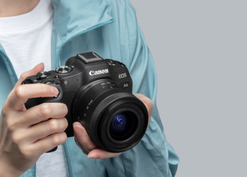 Canon Eos R8 mirrorless full frame con obiettivo