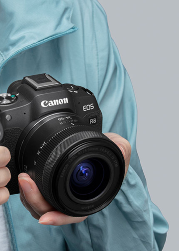 Canon Eos R8 mirrorless full frame con obiettivo