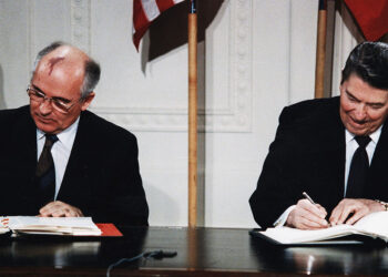 Il Presidente Reagan e il Segretario Generale Gorbaciov mentre firmano il Trattato INF nella Sala Est della Casa Bianca. Autore sconosciuto o non fornito © courtesy Collection Ronald Reagan Presidential Library / U.S. National Archives and Records Administration.