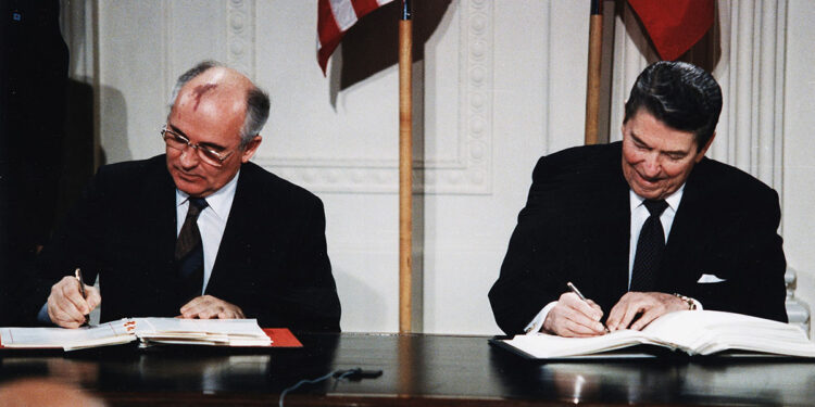 Il Presidente Reagan e il Segretario Generale Gorbaciov mentre firmano il Trattato INF nella Sala Est della Casa Bianca. Autore sconosciuto o non fornito © courtesy Collection Ronald Reagan Presidential Library / U.S. National Archives and Records Administration.