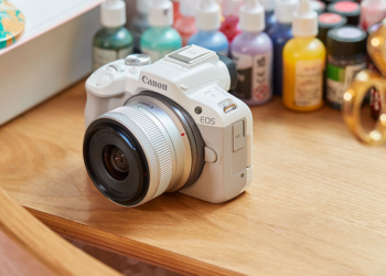 Canon Eos R50 mirrorless bianca esposta su un tavolo