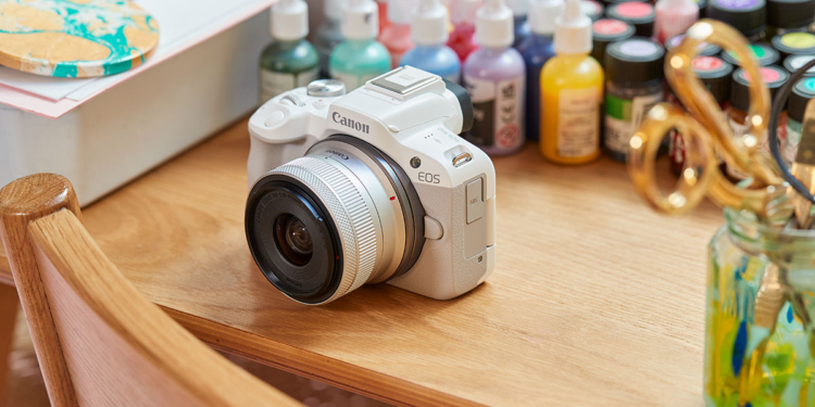 Canon Eos R50 mirrorless bianca esposta su un tavolo