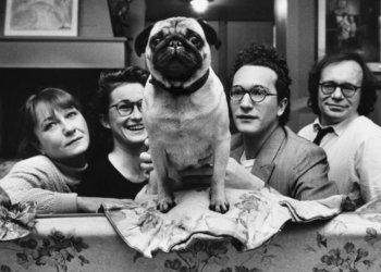 © Elliott Erwitt / Magnum Photos. Il produttore e regista francese Pascal Thomas con la sua famiglia, Parigi, Francia, 1989