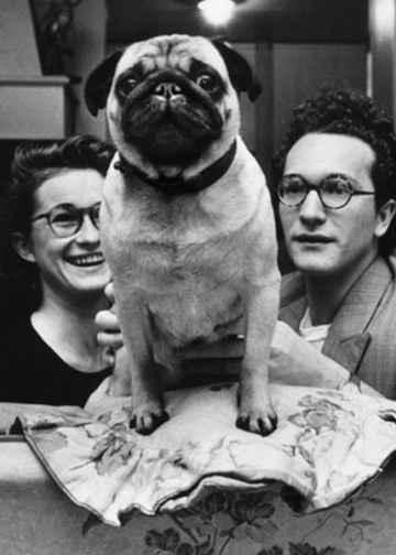 © Elliott Erwitt / Magnum Photos. Il produttore e regista francese Pascal Thomas con la sua famiglia, Parigi, Francia, 1989