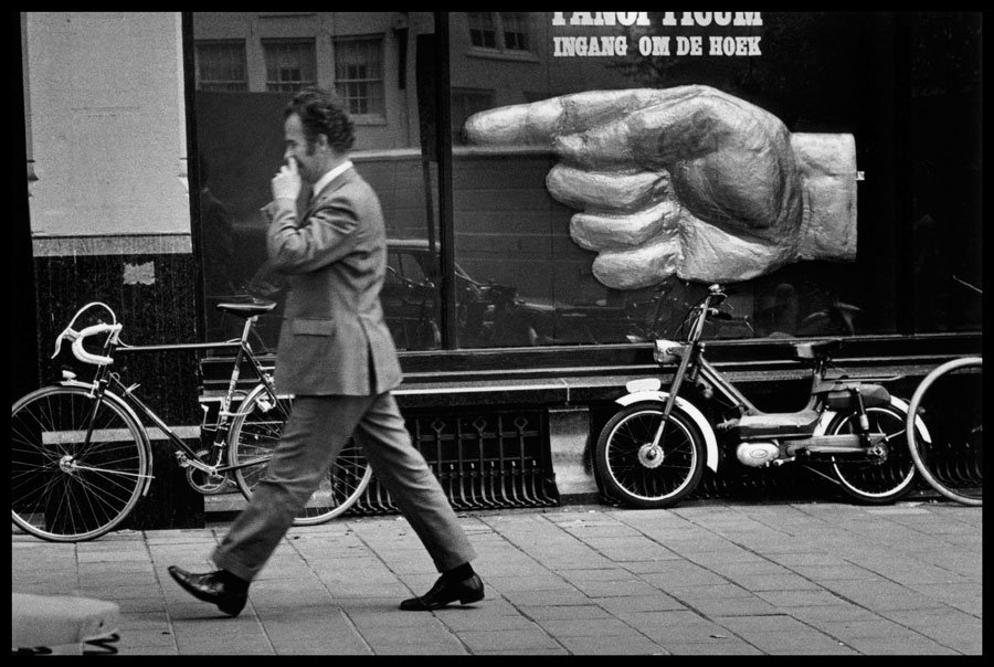 © Elliott Erwitt / Magnum Photos. Amsterdam, Netherlands, 1972