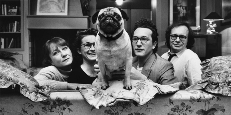 © Elliott Erwitt / Magnum Photos. Il produttore e regista francese Pascal Thomas con la sua famiglia, Parigi, Francia, 1989