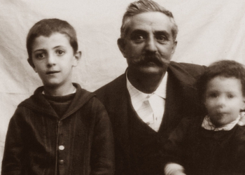 Giovanni Verga. Mario Verga con i nipoti Giovannino e Marco, Tébidi 1896