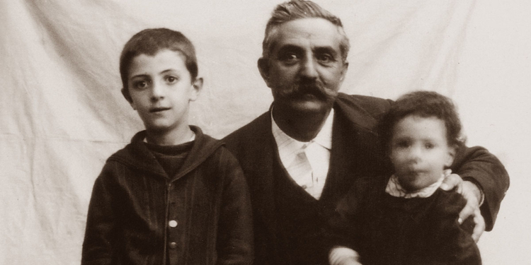 Giovanni Verga. Mario Verga con i nipoti Giovannino e Marco, Tébidi 1896