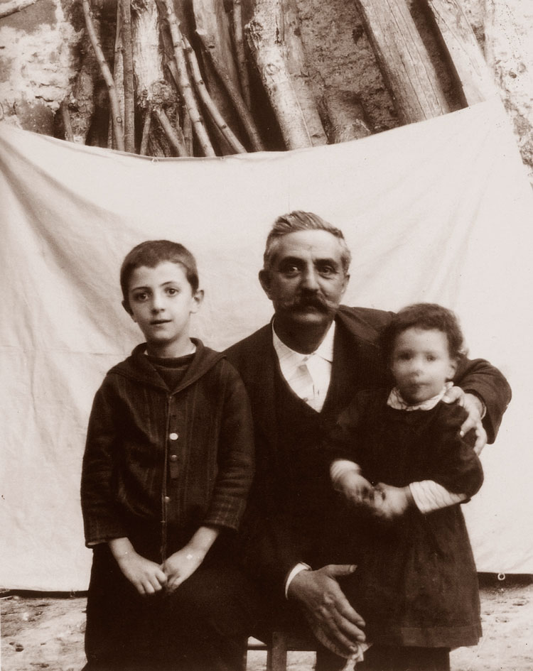 Giovanni Verga. Mario Verga con i nipoti Giovannino e Marco, Tébidi, 1896