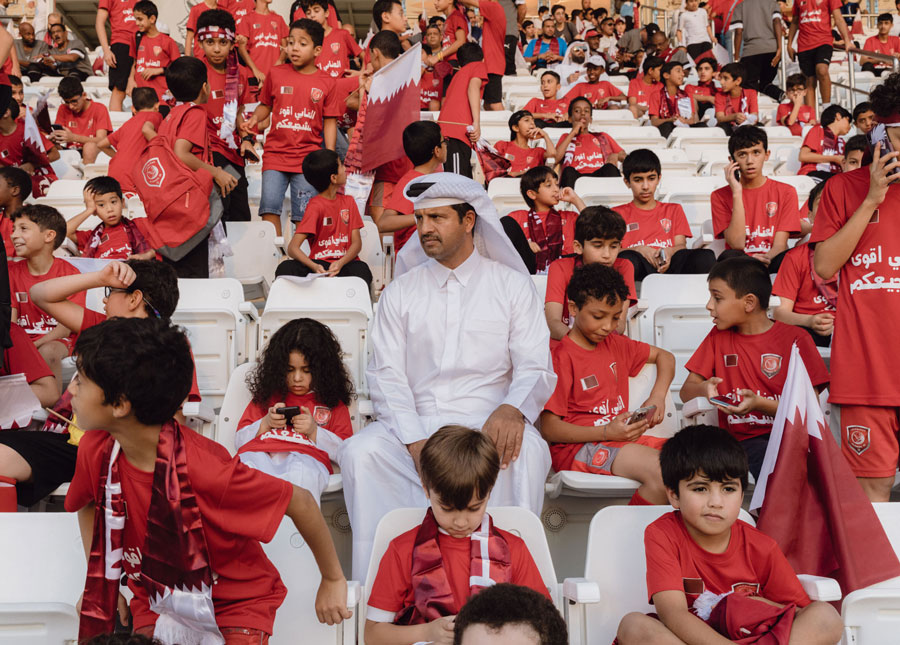 Matteo de Mayda, The first time Qatar, Tifosi del Qatar durante l'allenamento della nazionale allo stadio Jassim bin Hamad dell'Al Sadd Club © Matteo de Mayda