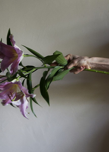 Simona Ghizzoni, Il braccio di Simona con fiori, da Odd Days, Todi, 2008 ©Simona Ghizzoni