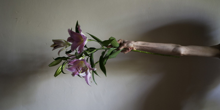 Simona Ghizzoni, Il braccio di Simona con fiori, da Odd Days, Todi, 2008 ©Simona Ghizzoni